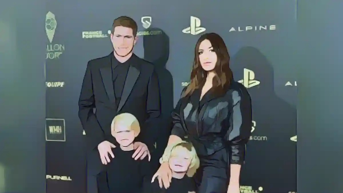 Кевин Де Брюйне с женой Мишель и двумя из трех детей:Кевин Де Брюйне с женой Мишель и двумя из трех детей.