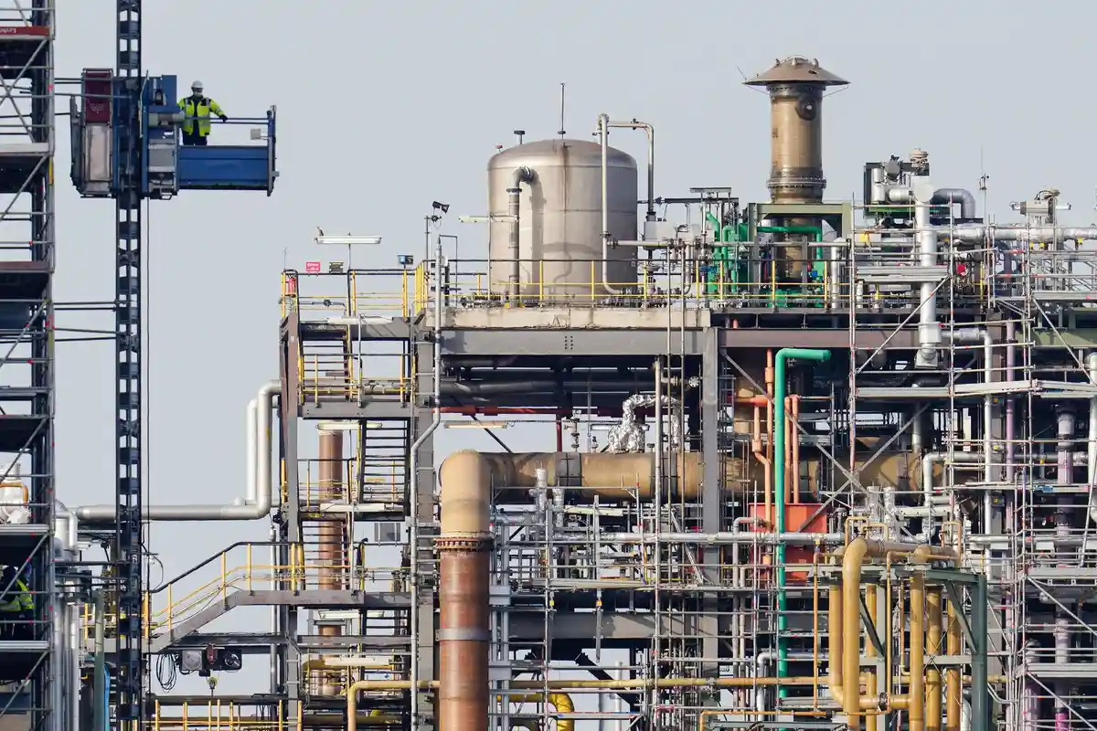 Химическая промышленность:Рабочий едет в лифте рядом со зданиями на территории химической компании BASF.