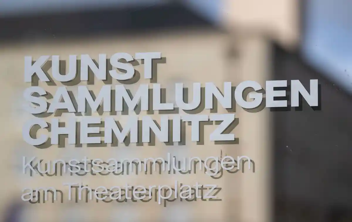 Художественные коллекции Хемница:На входной двери в музей на Театральной площади написано "Kunstsammlungen Chemnitz".