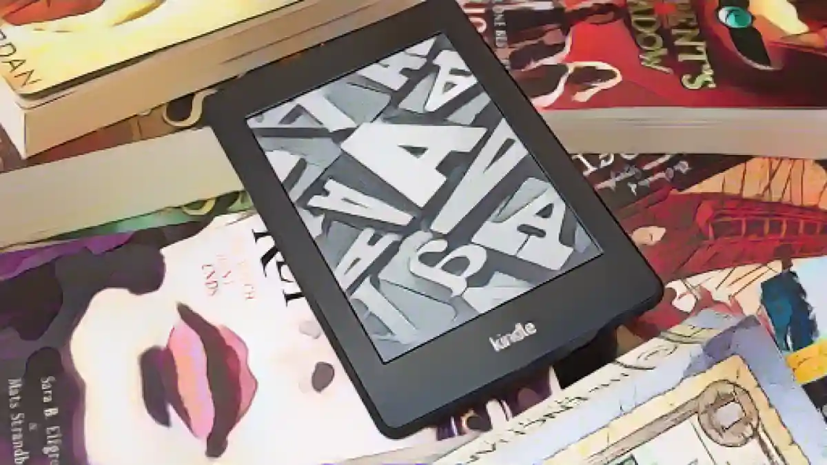 Kindle поверх множества книг:Более 2000 электронных книг бесплатны сегодня в рамках "Дня набивки Kindle