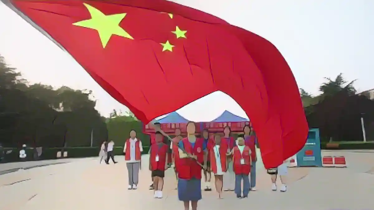 Китайская молодежь:Группа волонтеров набирает знаменосцев в Ляньюньгане в провинции Цзянсу на востоке Китая