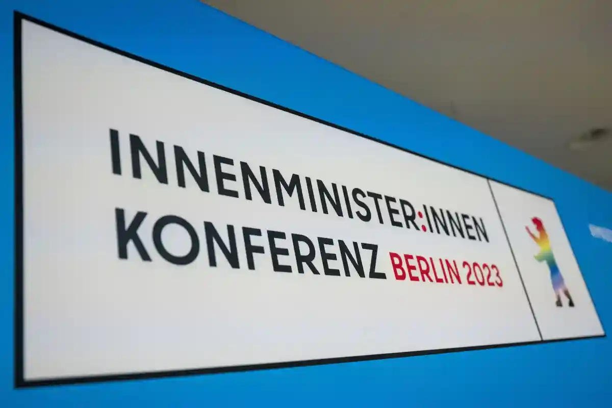 Конференция министров внутренних дел (IMK) в Берлине:Табличка на конференции министров внутренних дел (IMK) гласит: "Конференция министров внутренних дел Берлин 2023".