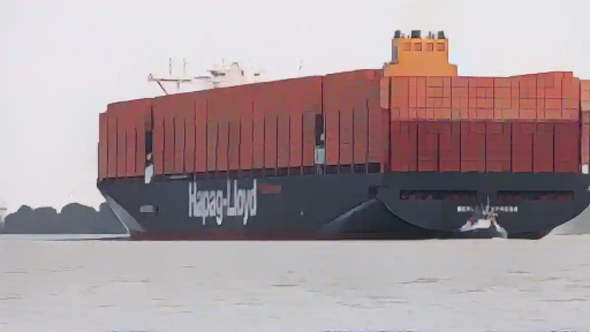 Контейнеровоз компании Hapag-Lloyd заходит в порт Гамбурга.:Контейнеровоз компании Hapag-Lloyd входит в порт Гамбурга. Фото