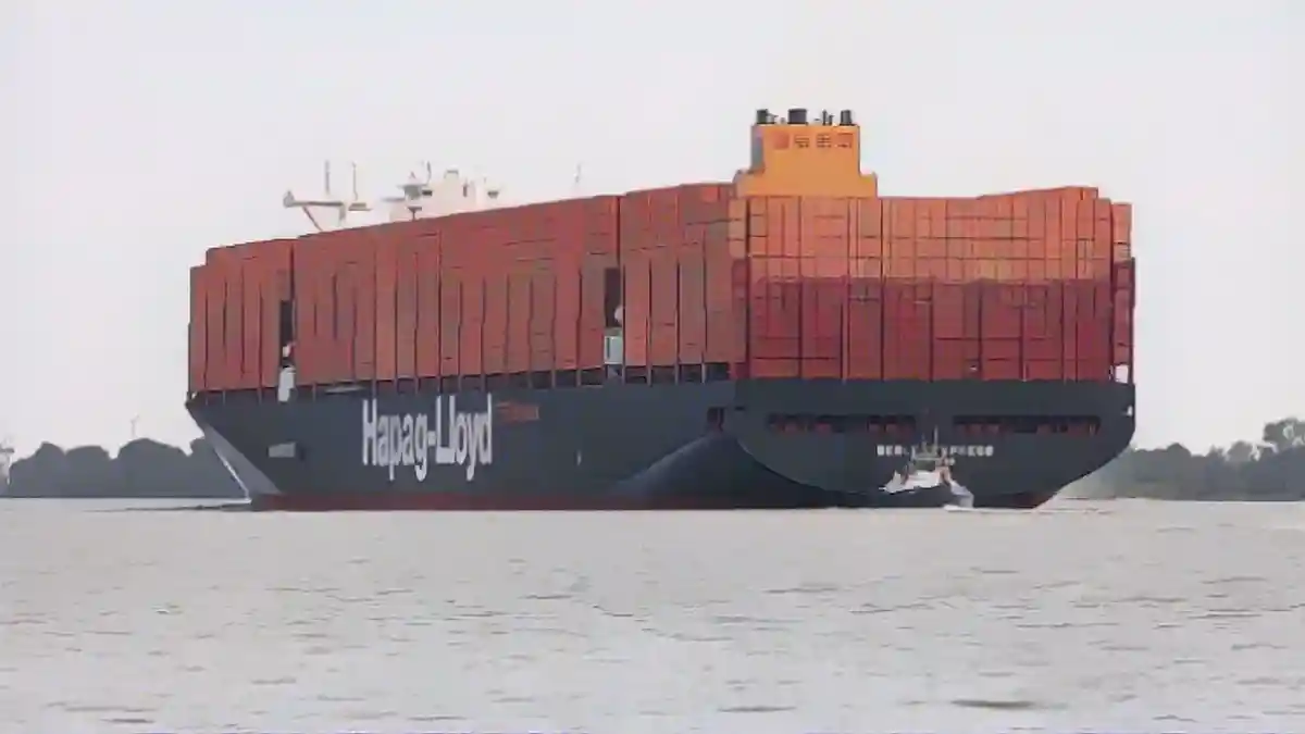 Контейнеровоз компании Hapag-Lloyd заходит в порт Гамбурга:Контейнеровоз компании Hapag-Lloyd заходит в порт Гамбурга.