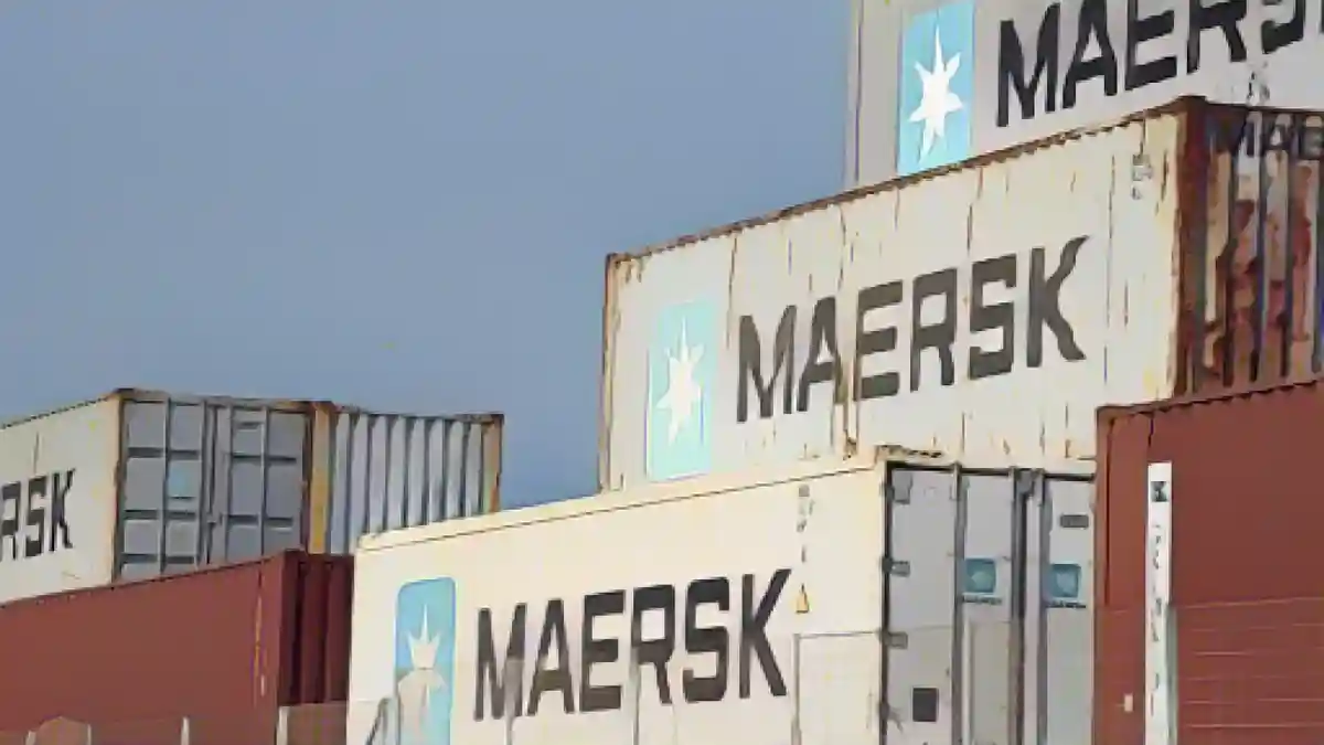 Контейнеры судоходной группы Maersk сложены в порту Темы.:Контейнеры судоходной группы Maersk сложены в порту Темы. Фото