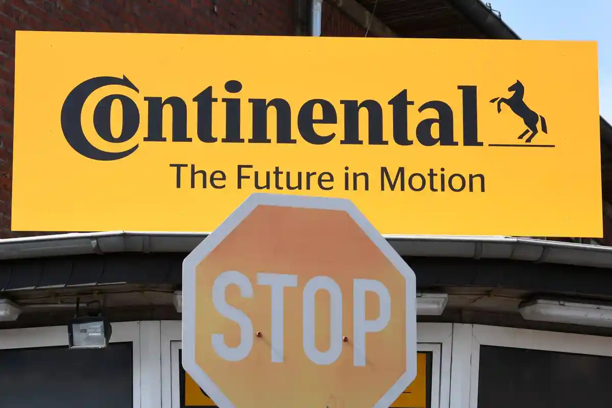 Конти:Вид на логотип производителя шин Continental и знак "Стоп" во время информационного мероприятия.
