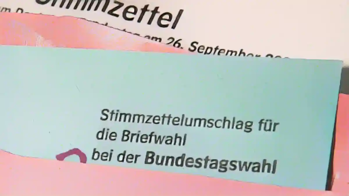 Конверт с бюллетенем для почтового голосования на выборах в Бундестаг лежит на столе.:Конверт с бюллетенем для почтового голосования на выборах в Бундестаг лежит на столе. Фото