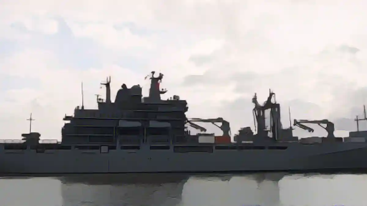 Корабль снабжения оперативной группы "Франкфурт-на-Майне" прибывает в военно-морскую гавань.:Оперативный провайдер "Франкфурт-на-Майне" прибывает в военно-морскую гавань. Фото
