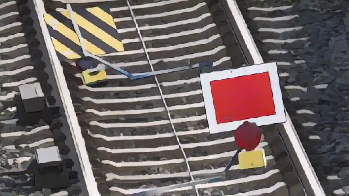 Красный знак перекрывает путь на железнодорожной линии Мангейм - Франкфурт на станции Лампертхайм.:Красный знак перекрывает путь на железнодорожной линии Мангейм-Франкфурт на станции Лампертхайм. Фото