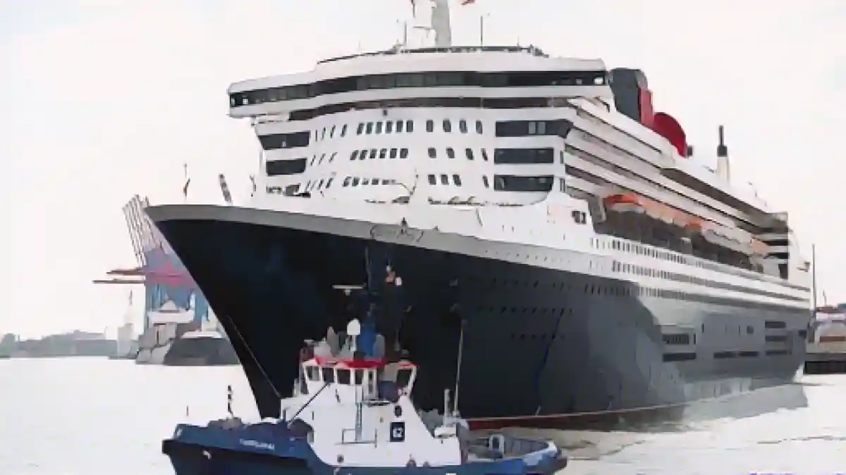 Круизный лайнер "Королева Мария 2" прибывает в гавань в полдень.:Круизный лайнер "Королева Мария 2" прибывает в гавань в полдень. Фото