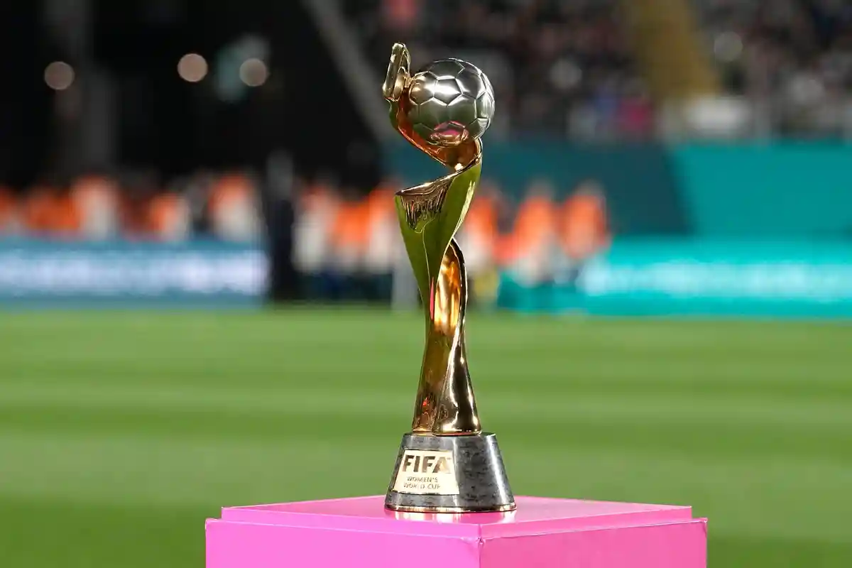 Кубок мира по футболу среди женщин:Трофей Кубка мира среди женщин стоит на поле.