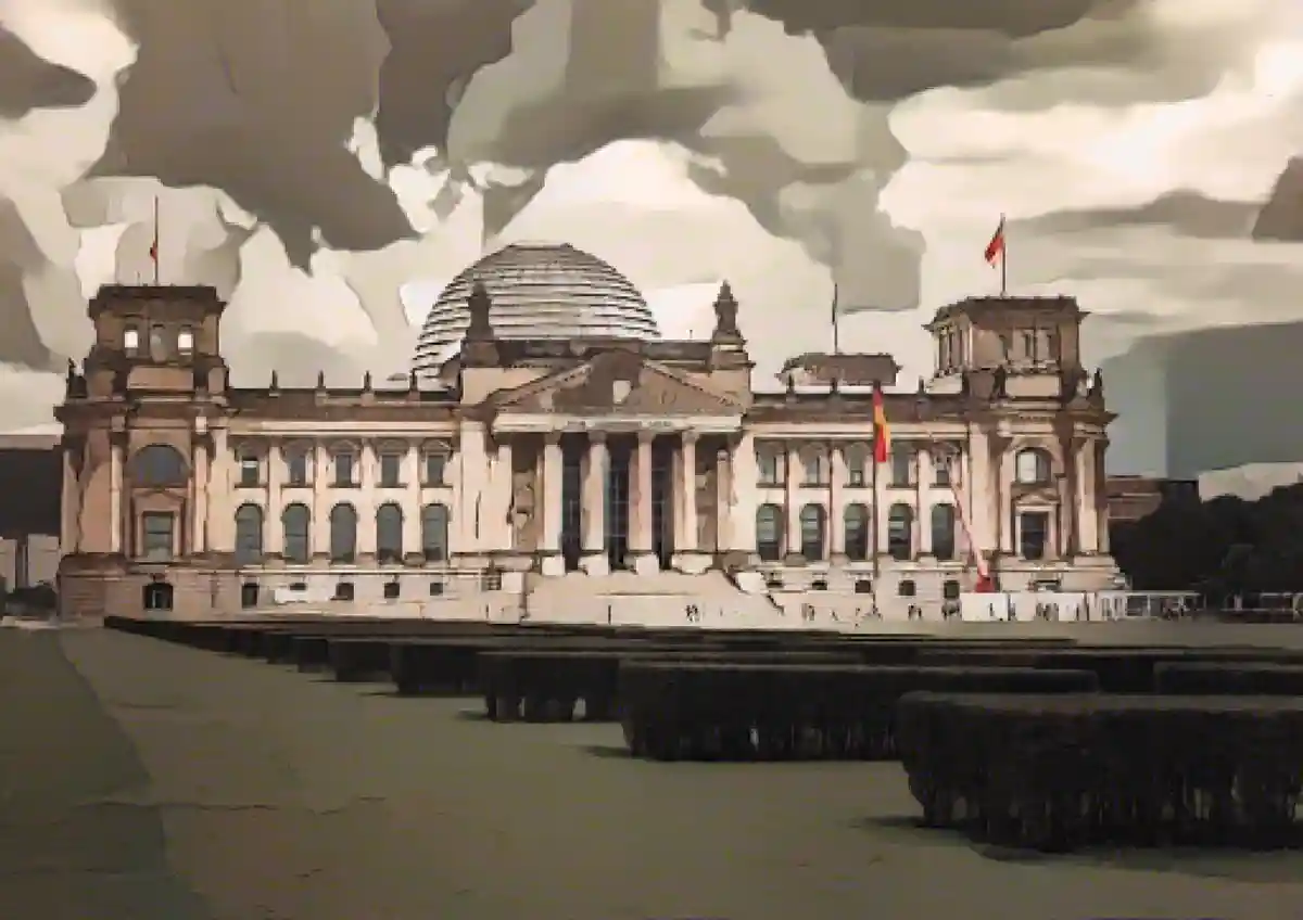 Купол Рейхстага с темными облаками:Купол Рейхстага: в Берлине могут повториться выборы в Бундестаг.
