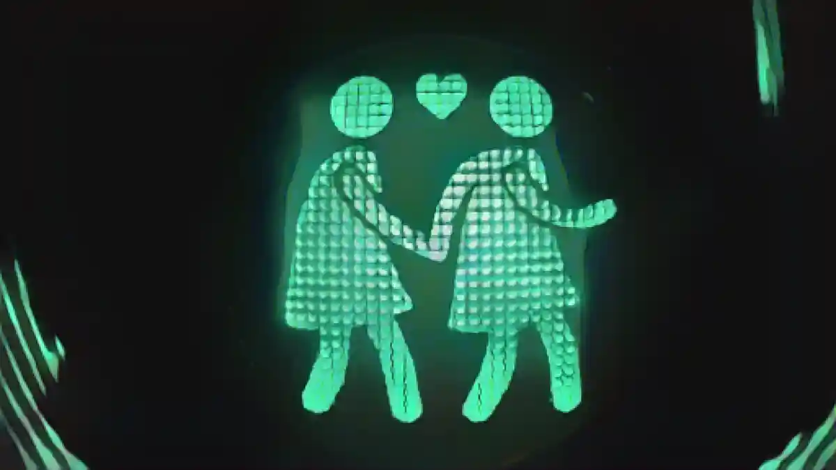 Лесбийская пара на светофоре в Вене. Ватикан дал зеленый свет на благословение гомосексуальных пар:Лесбийская пара на светофоре в Вене. Ватикан дал зеленый свет на благословение гомосексуальных пар.