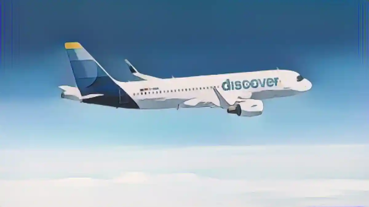 Летит самолет компании Discover Airlines.:Летит самолет авиакомпании Discover Airlines. Фото