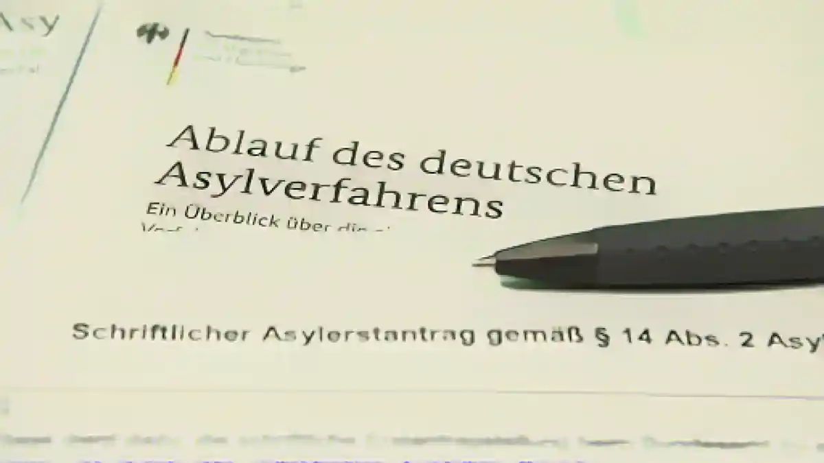Листок бумаги с окончанием срока действия немецкой процедуры предоставления убежища:Германия остается самой важной страной назначения для просителей убежища в ЕС, по данным Агентства ЕС по вопросам убежища
