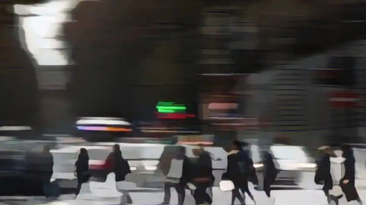 Люди переходят дорогу:Люди переходят дорогу