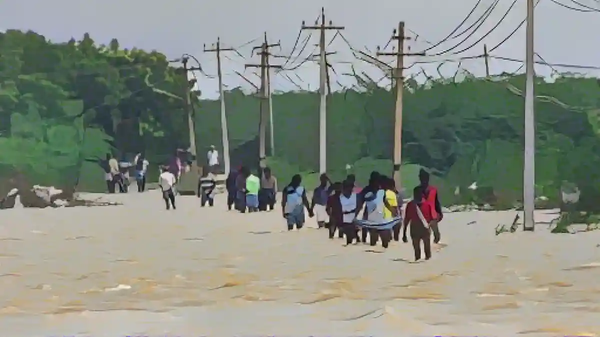 Люди пробираются по затопленной дороге после сильных дождей в Тхутукуди 20 декабря 2023 года:Люди пробираются по затопленной дороге после сильных дождей в Тхутукуди 20 декабря 2023 года.