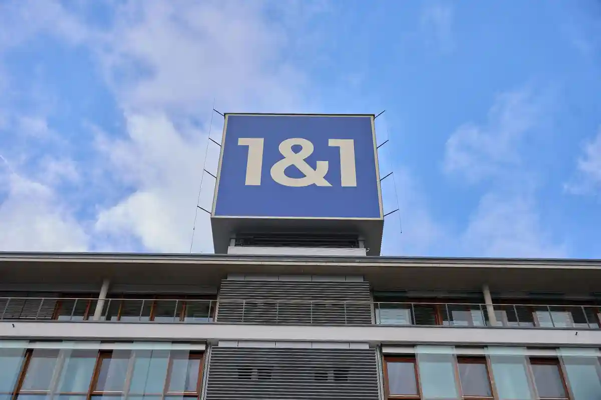 Логотип 1&1:Вид на логотип компании по продаже интернета и мобильных телефонов на крыше здания компании в Монтабауре.