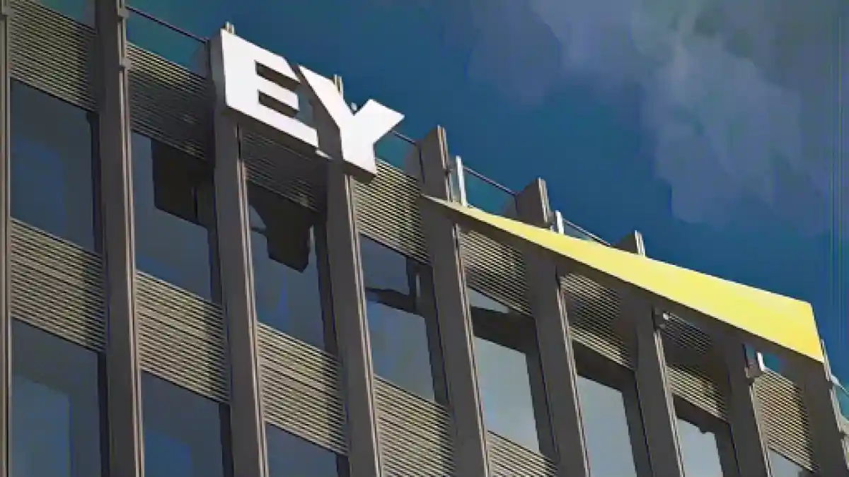 Логотип аудиторской и консалтинговой компании Ernst & Young (EY).:Логотип аудиторской и консалтинговой компании Ernst & Young (EY). Фото