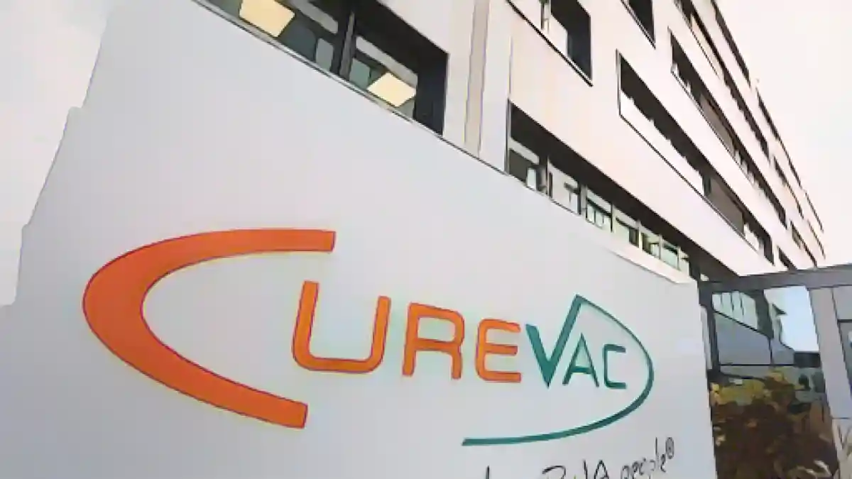 Логотип биотехнологической компании Curevac, сфотографированный на фоне штаб-квартиры компании.:Логотип биотехнологической компании Curevac, снятый на фоне штаб-квартиры компании. Фото