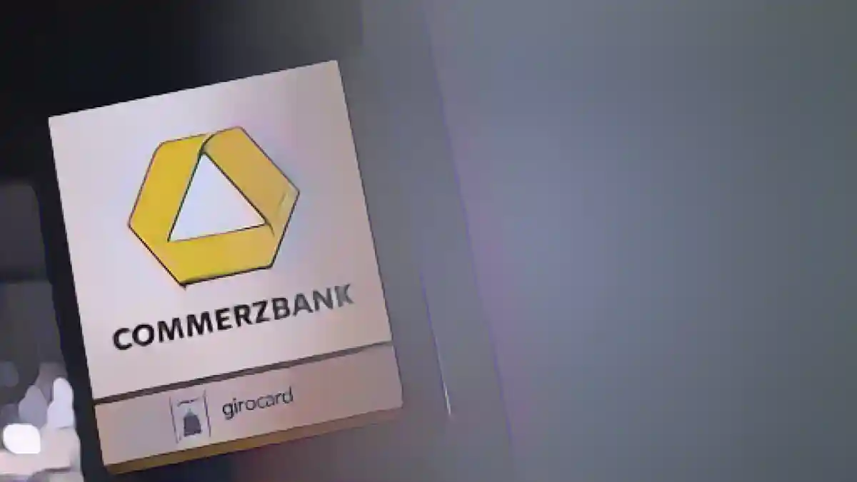 Логотип Commerzbank на одном из отделений.:Логотип Коммерцбанка на одном из отделений. Фото