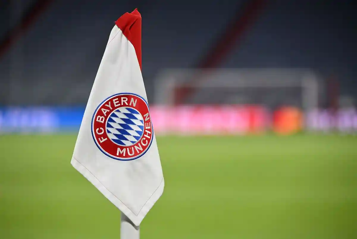 Логотип футбольного клуба "Бавария:Герб мюнхенского футбольного клуба "Бавария" на угловом флаге.