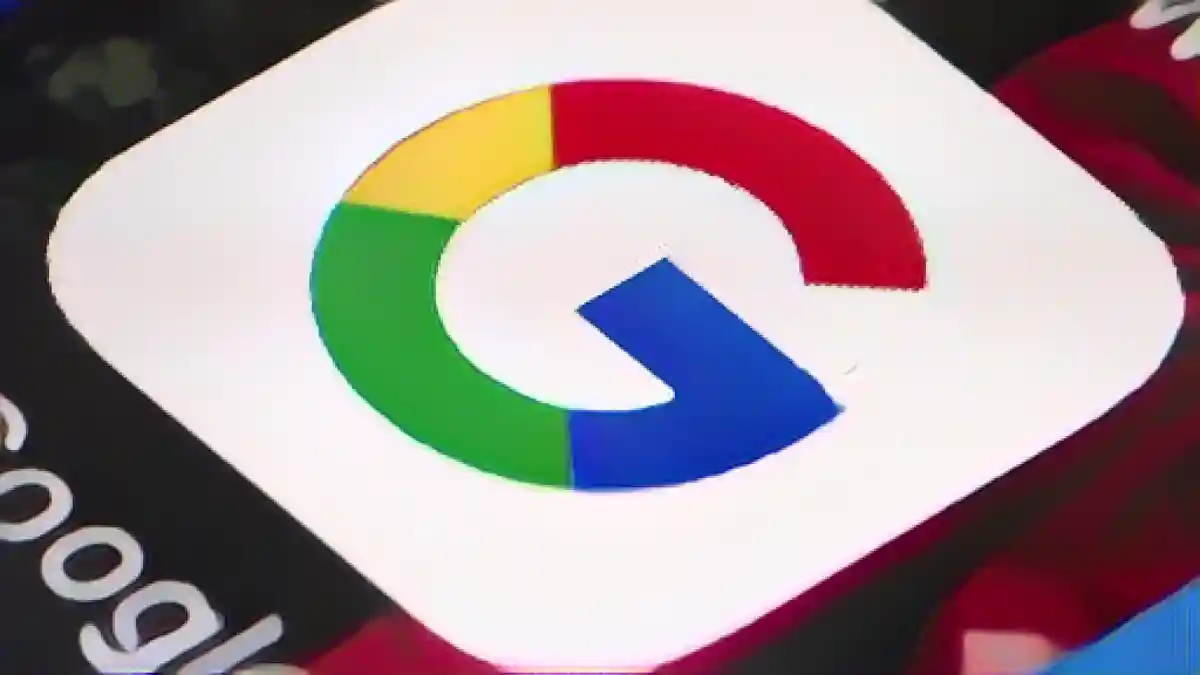 Логотип Google на смартфоне. Google хочет выплатить миллионы в США после урегулирования спора с магазином приложений.:Логотип Google на смартфоне. Google хочет выплатить миллионы в США после урегулирования спора с магазином приложений. Фото