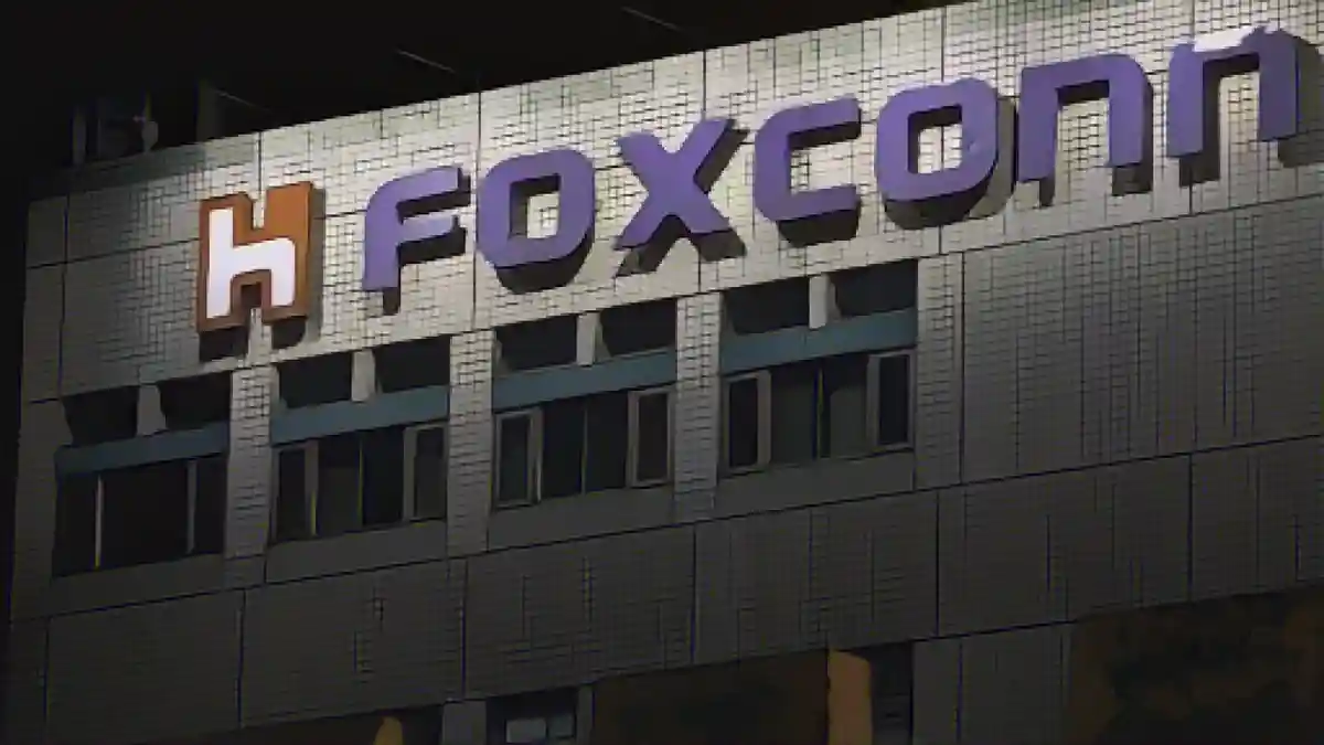Логотип компании Foxconn на фоне здания компании в Тайбэе, Тайвань, 10 ноября 2022 г.:Логотип компании Foxconn на фоне здания компании в Тайбэе, Тайвань, 10 ноября 2022 года.