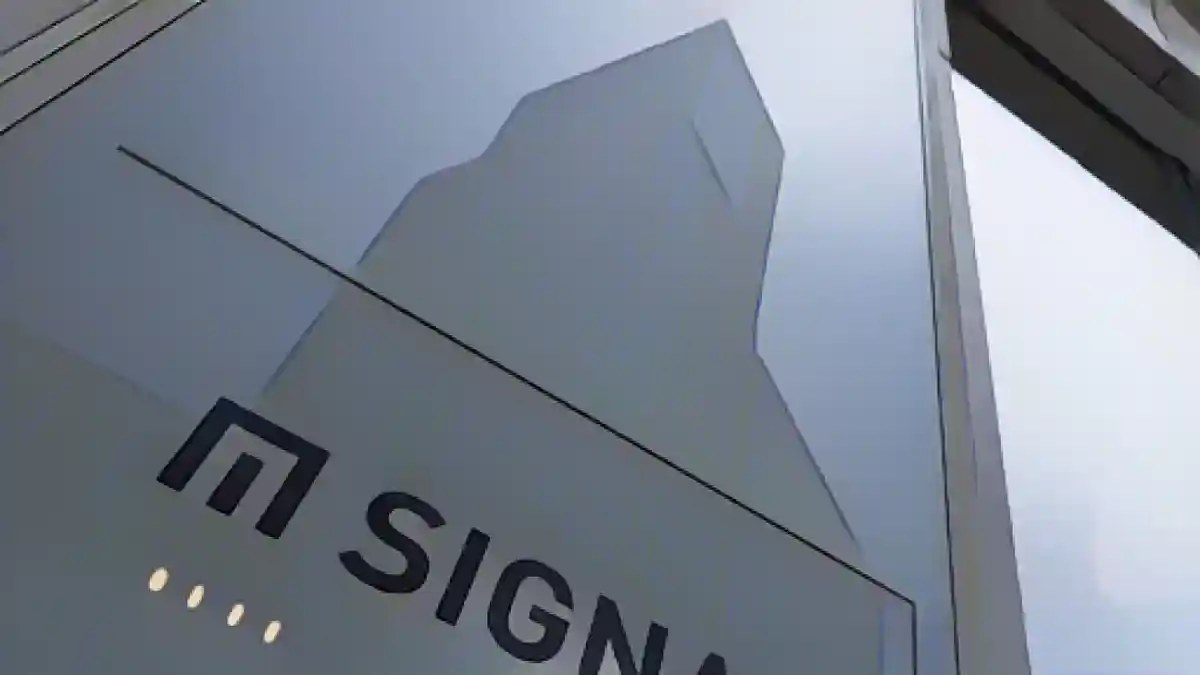 Логотип компании Signa, занимающейся недвижимостью, изображен на фасаде высотного здания в берлинской штаб-квартире компании.:Логотип компании Signa на фасаде высотного здания в берлинской штаб-квартире компании. Фото