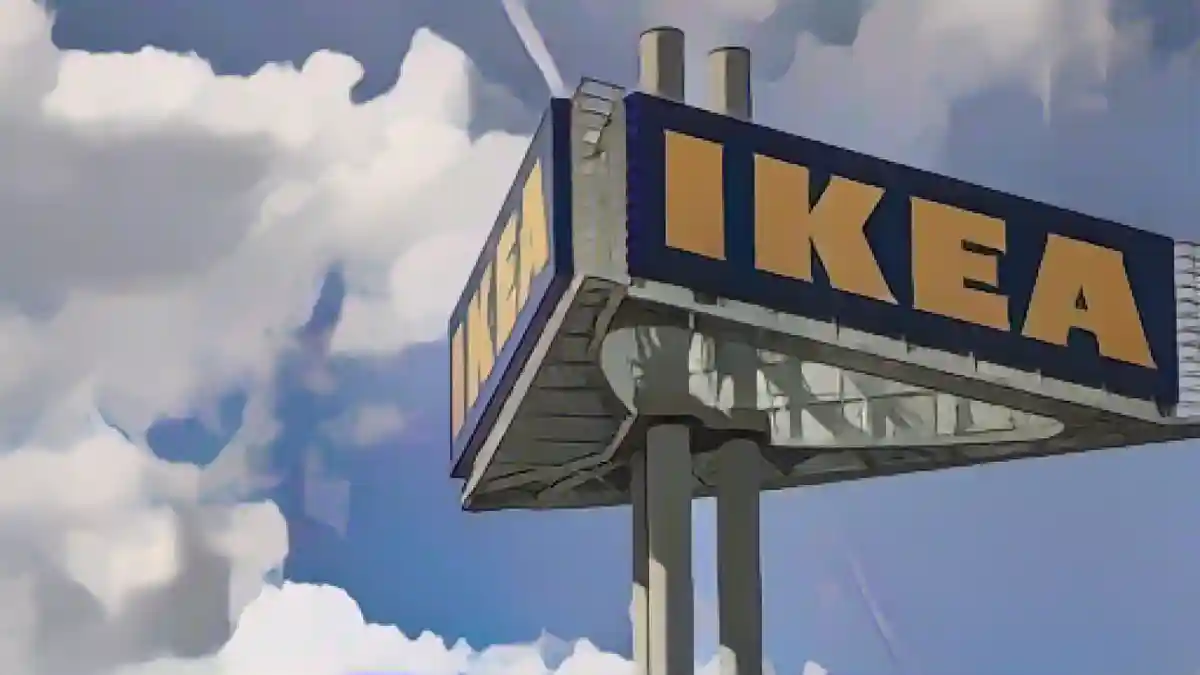 Логотип компании стоит перед магазином Ikea в Кельне Годорф.:Логотип компании стоит перед магазином "Икеа" в Кельне Годорф. Фото