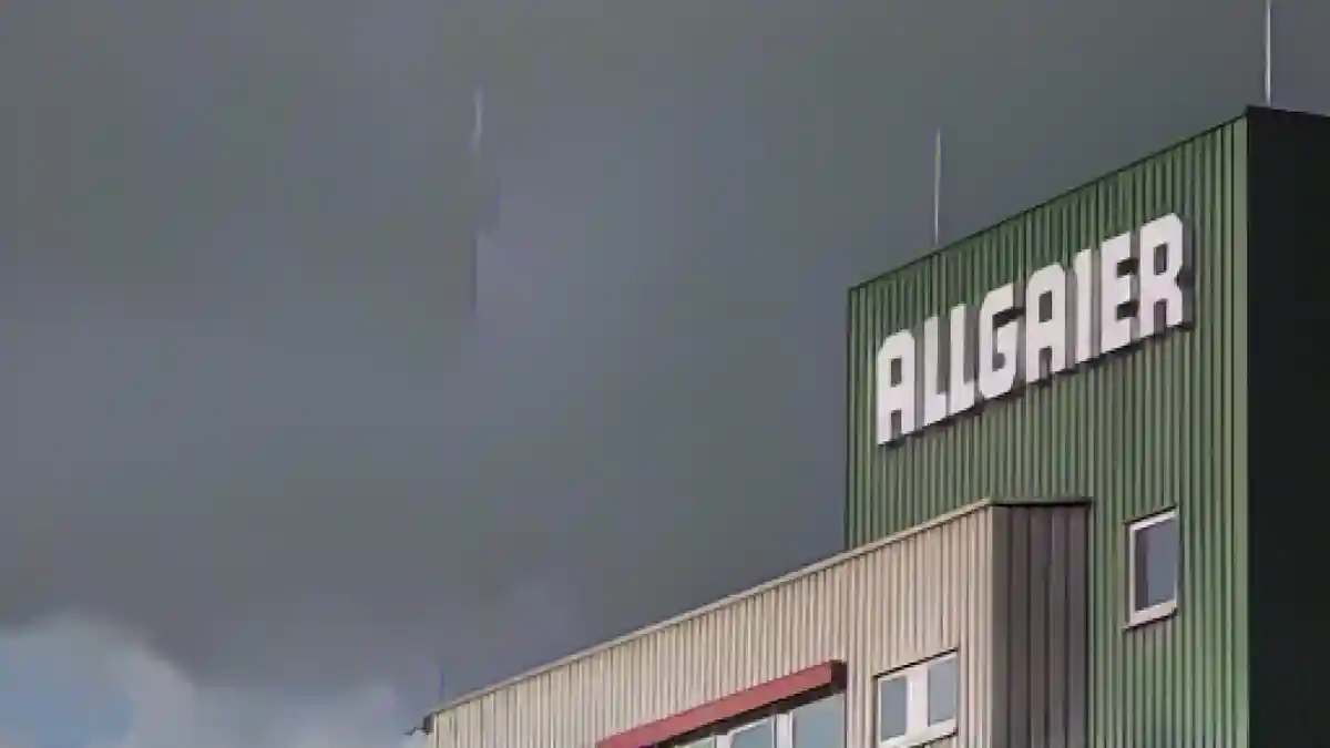 Логотип поставщика автомобилей Allgaier можно увидеть на здании штаб-квартиры компании.:Логотип поставщика автомобилей Allgaier можно увидеть на здании штаб-квартиры компании. Фото