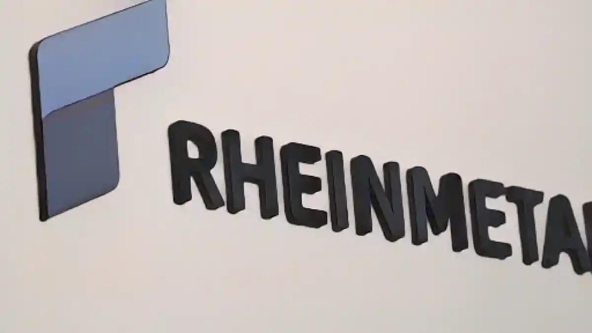 Логотип Rheinmetall красуется на главном здании в Дюссельдорфе.:Логотип Rheinmetall красуется на главном здании в Дюссельдорфе. Фото