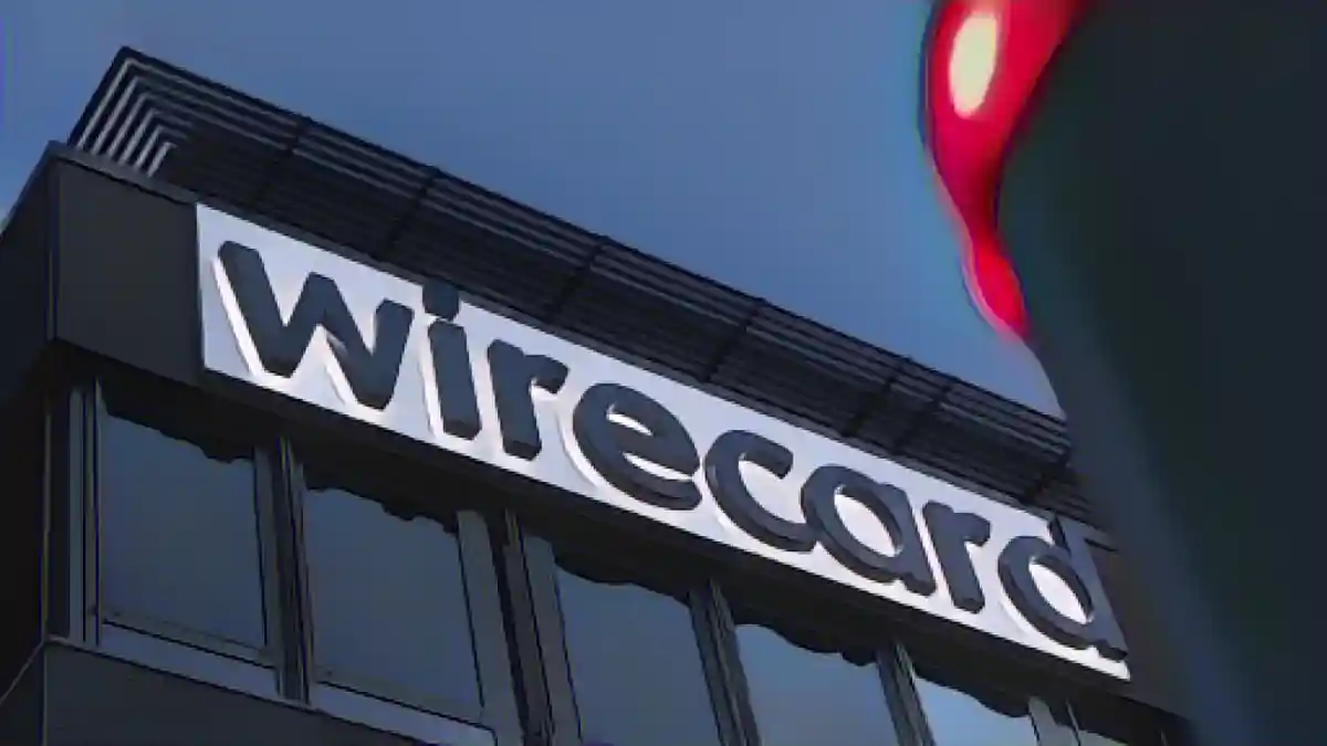 Логотип Wirecard можно увидеть на здании бывшей штаб-квартиры провайдера платежных услуг.:Логотип Wirecard можно увидеть на здании бывшей штаб-квартиры провайдера платежных услуг. Фото