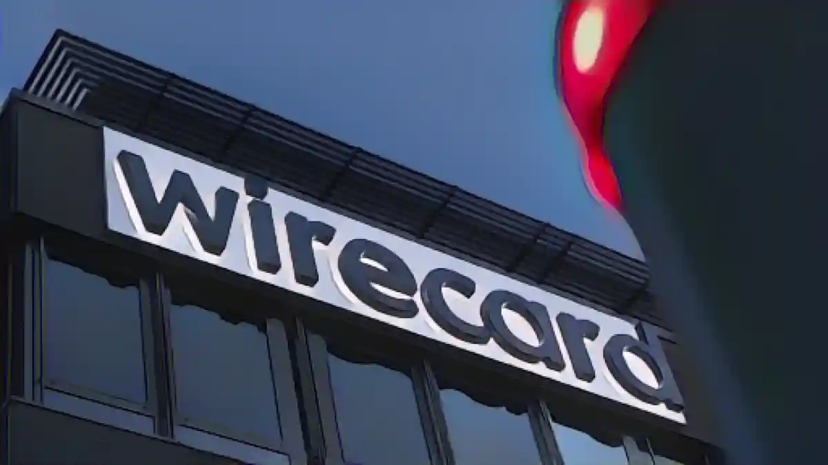 Логотип Wirecard можно увидеть на здании бывшей штаб-квартиры провайдера платежных услуг.:Логотип Wirecard можно увидеть на здании бывшей штаб-квартиры провайдера платежных услуг. Фото