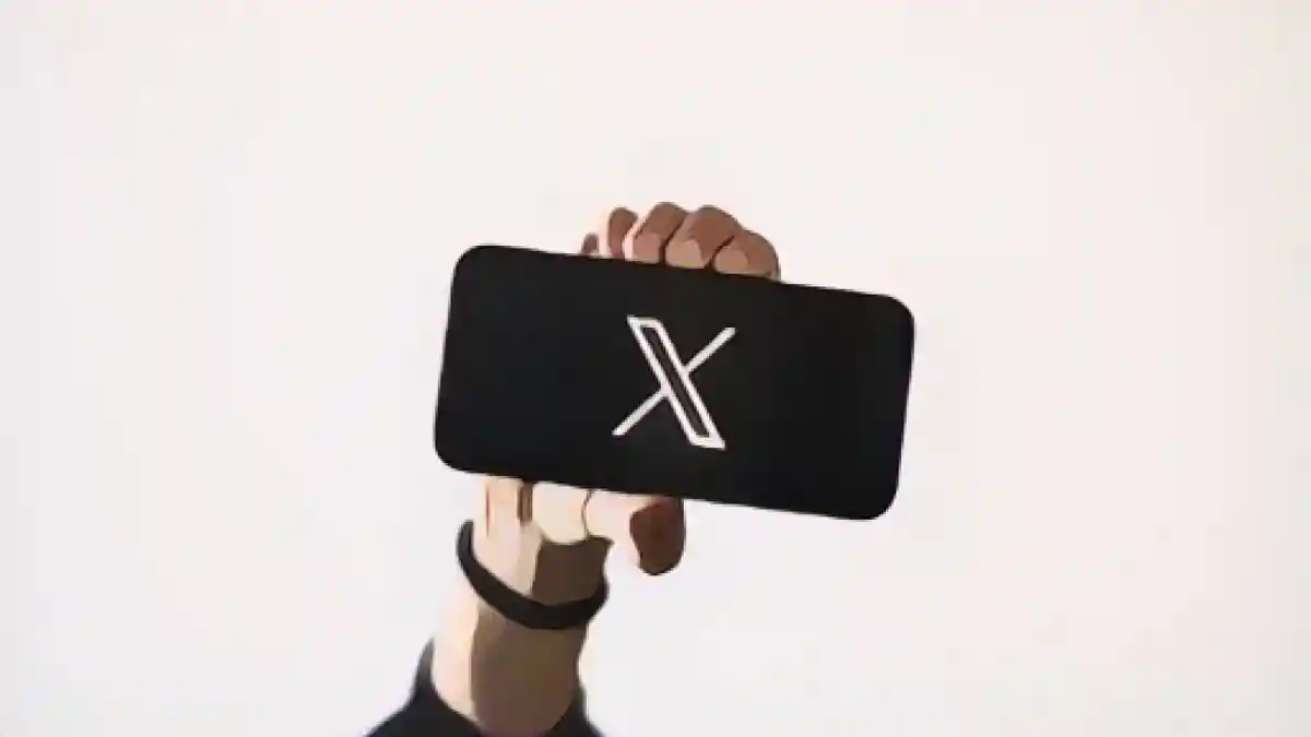Логотип X на смартфоне:Логотип X на смартфоне
