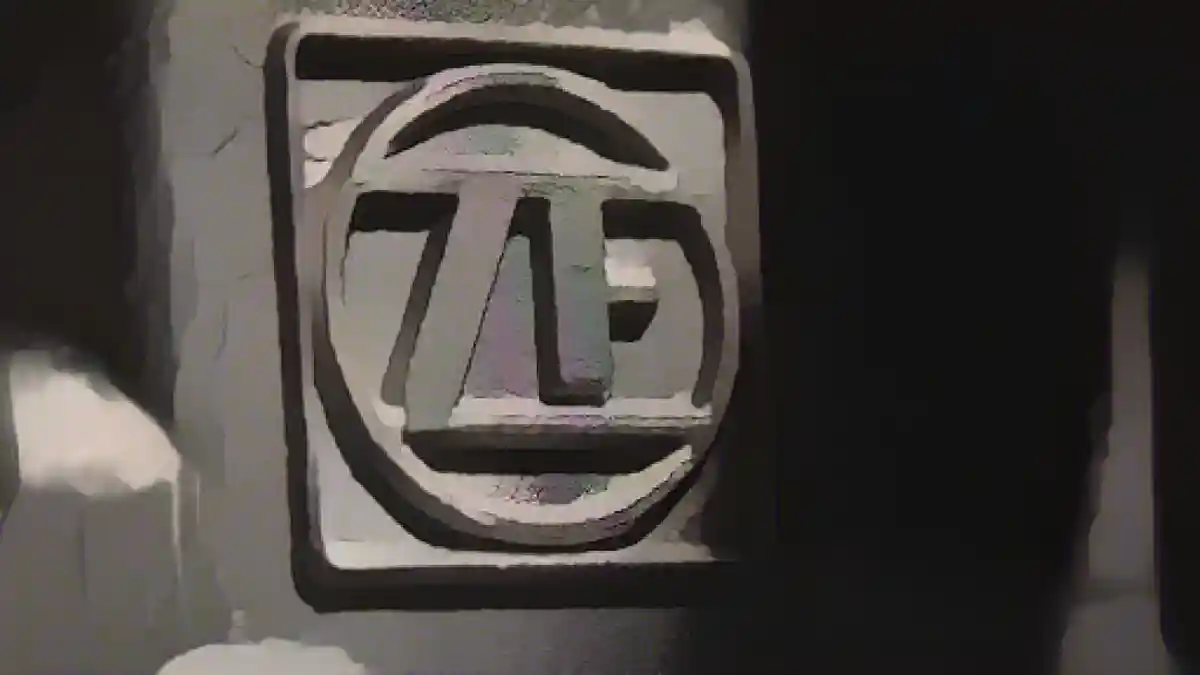 Логотип ZF на корпусе автоматической коробки передач на заводе ZF.:Логотип ZF на корпусе автоматической коробки передач на заводе ZF. Фото