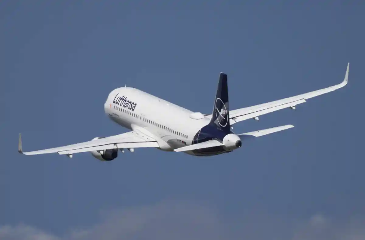 Lufthansa:Lufthansa получила выговор от британского регулятора рекламы.