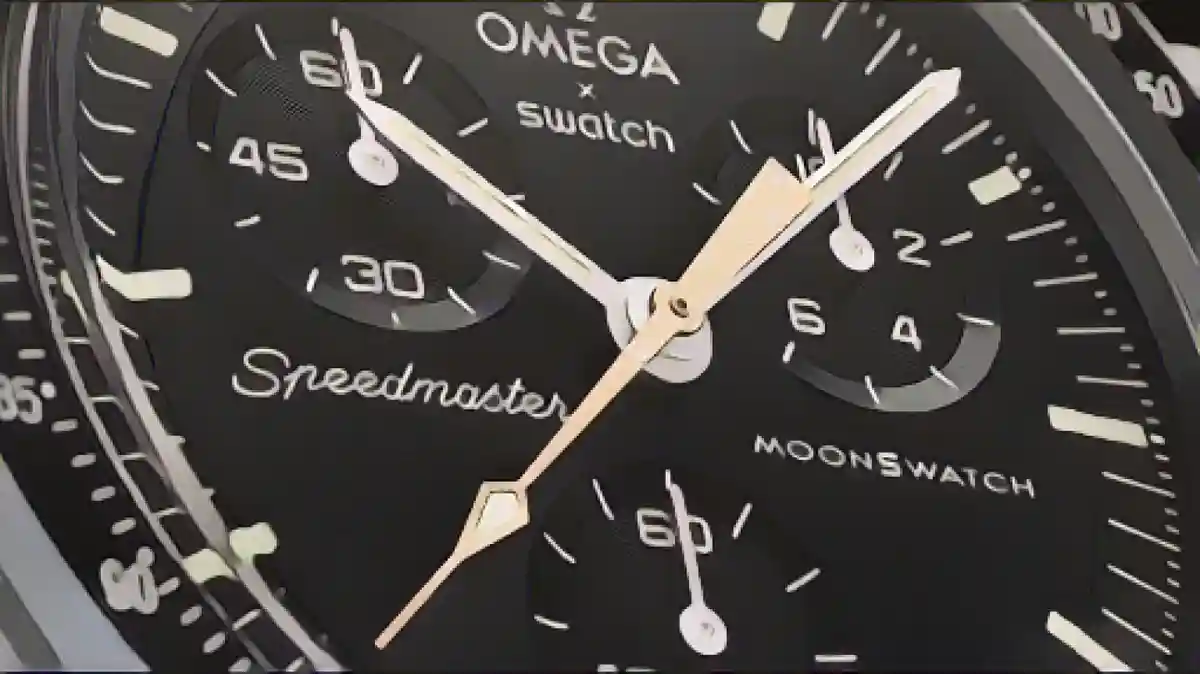 Лунный дозор Миссия в Лунный Гол:Новейшие часы Moonswatch "Mission to the Moon Moonshine Gold" имеют кристаллы льда на золотой стрелке и маленький секрет, который виден только в темноте.