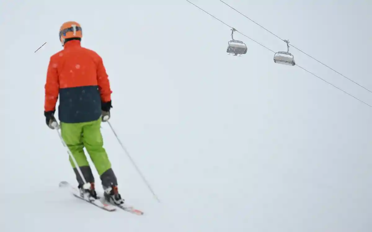 Лыжи:Лыжник находится на трассе.