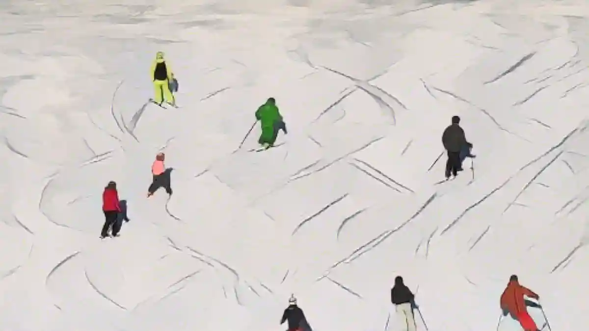 Лыжники катаются по трассе в лучах солнца.:Лыжники катаются на трассе в лучах солнца. Фото