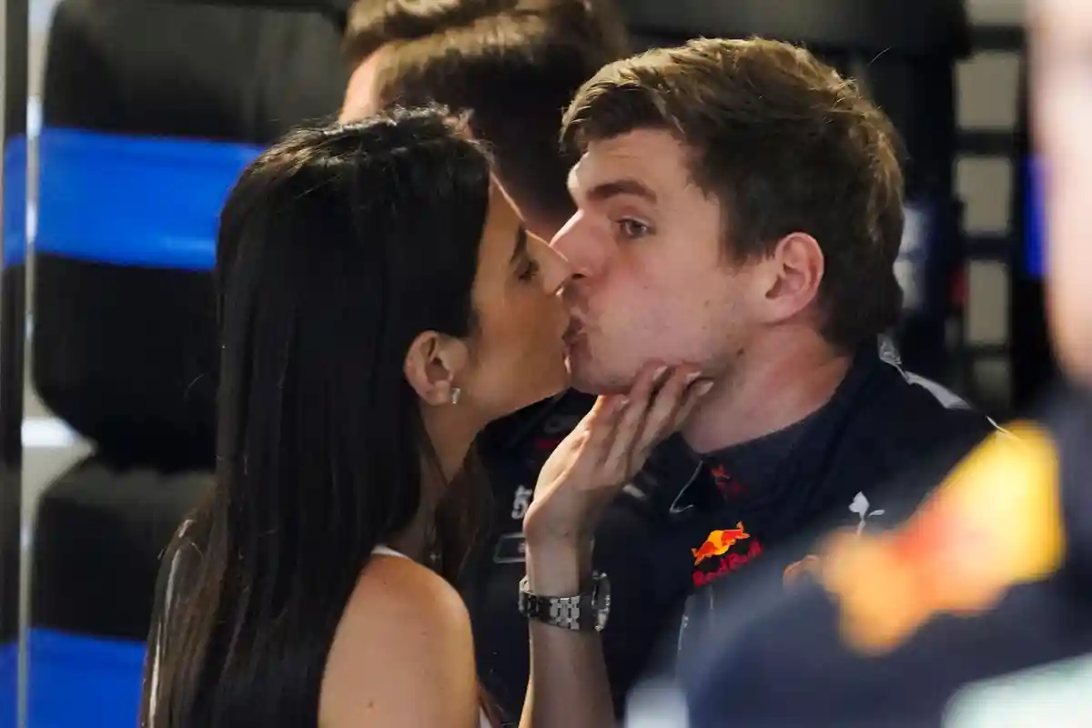 Макс Ферстаппен с подругой Келли Пике:Голландский гонщик Макс Ферстаппен из команды Red Bull целуется со своей девушкой Келли Пике перед началом 3-й сессии свободных тренировок.