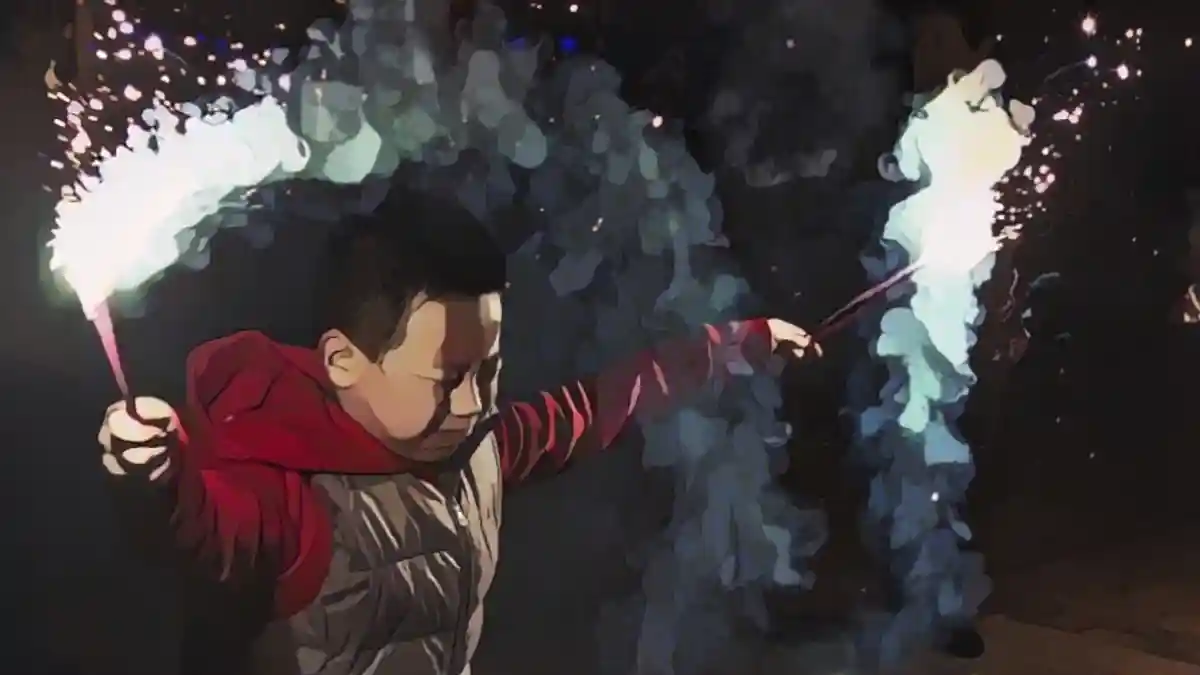 Мальчик использует фейерверки для празднования китайского Нового года в Пекине, Китай (2005 г.). В Китае фейерверки традиционно использовались для отпугивания злых духов: