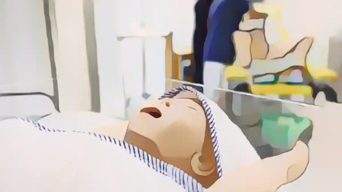 Манекен младенца лежит в кроватке в симуляционной лаборатории программы "Акушерство".:Кукла младенца лежит в кроватке в симуляционной лаборатории программы "Акушерство". Фото