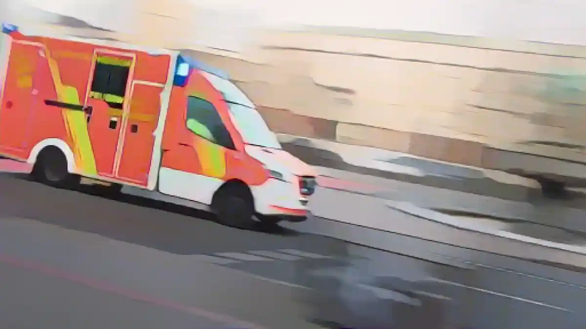 Машина скорой помощи едет на вызов.:Машина скорой помощи едет на операцию. Фото