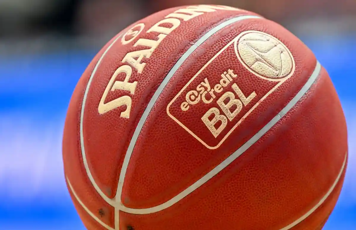 MBC Weißenfels:На полу лежит игровой мяч "easyCredit Basketball Bundesliga".