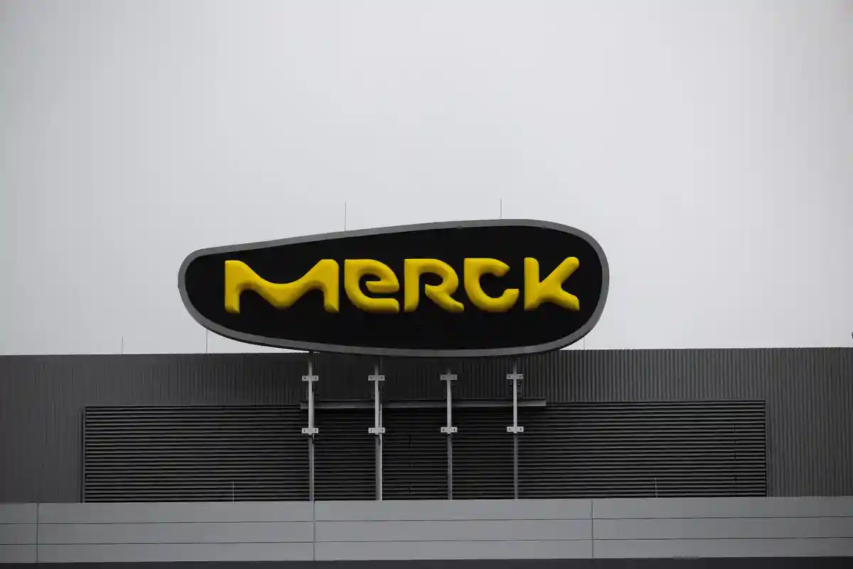 Merck:Логотип фармацевтической и химической компании Merck изображен на здании.