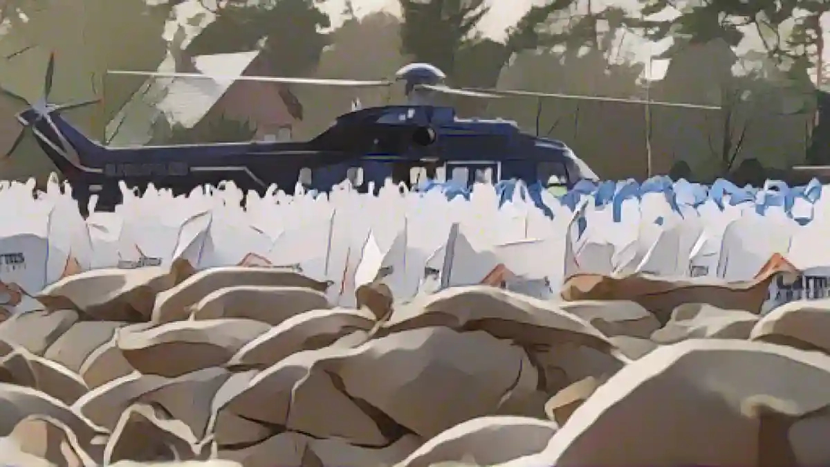 Мешки с песком и бигбэки готовы к доставке в Хунте на вертолете.:Мешки с песком и бигбэки готовы к доставке в Хунте на вертолете. Фото