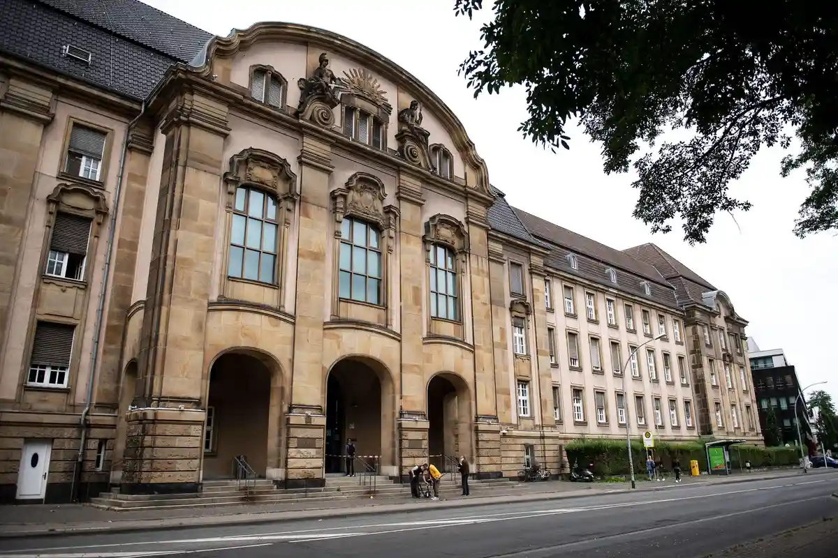Местный и областной суд в Мёнхенгладбахе:Областной суд, который также является местом расположения районного суда.
