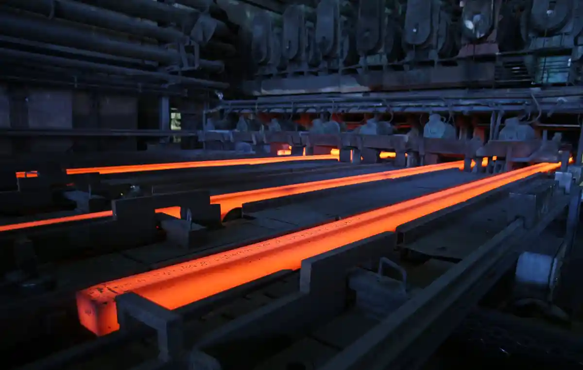 Металлургическая промышленность:Светящиеся "стальные заготовки" бегут по цеху сталелитейного завода.