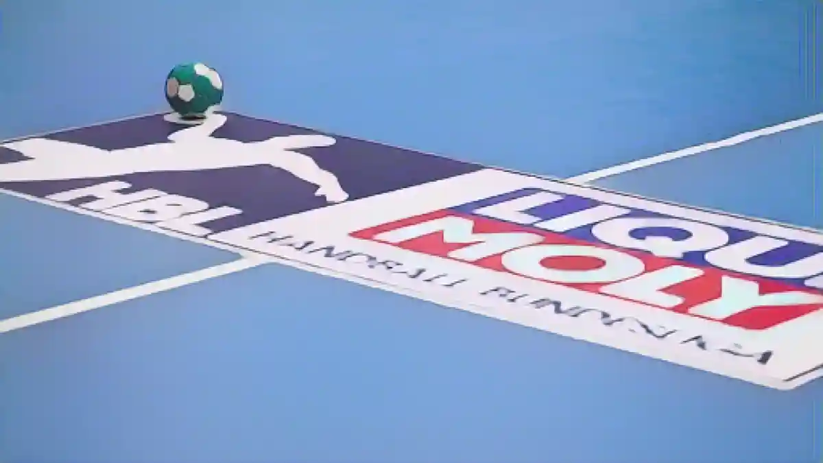 Мяч лежит на логотипе LIQUI MOLY Handball Bundesliga.:Мяч лежит на логотипе Бундеслиги по гандболу LIQUI MOLY. Фото